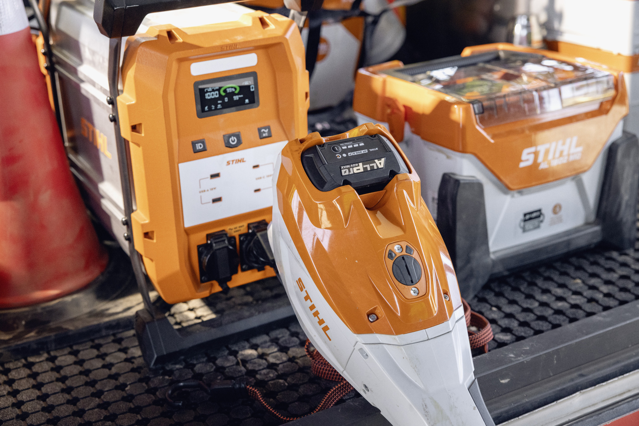 Mobilni punjač STIHL AL 1802 MO i prenosni punjač STIHL PS 2000 su spremni za punjenje ALLPRO baterija na tovarnoj platformi.