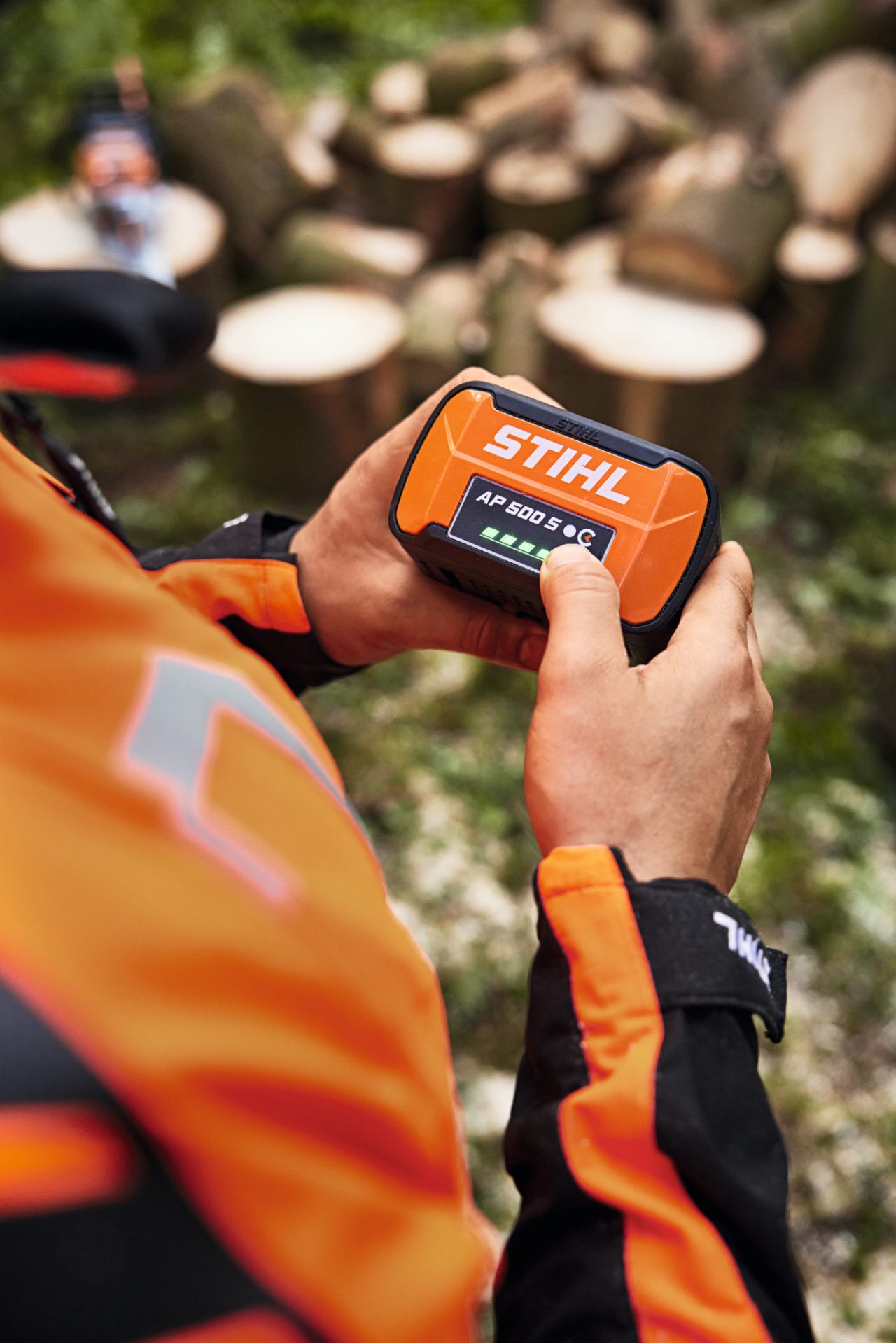 Krupan kadar osobe koja u rukama drži litijum-jonsku bateriju STIHL AP 500 S