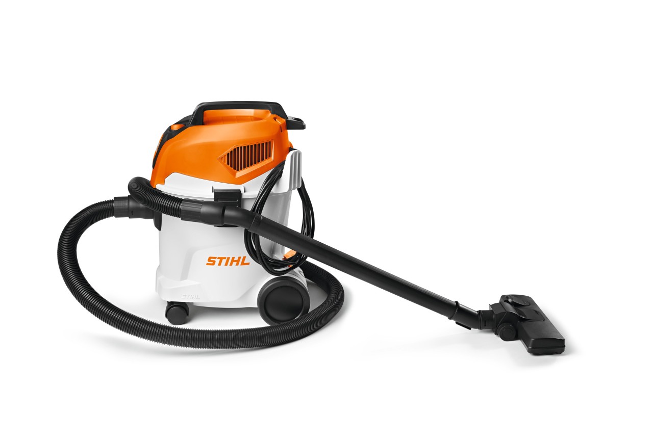 Usisivač STIHL SE 33 ispred bele pozadine