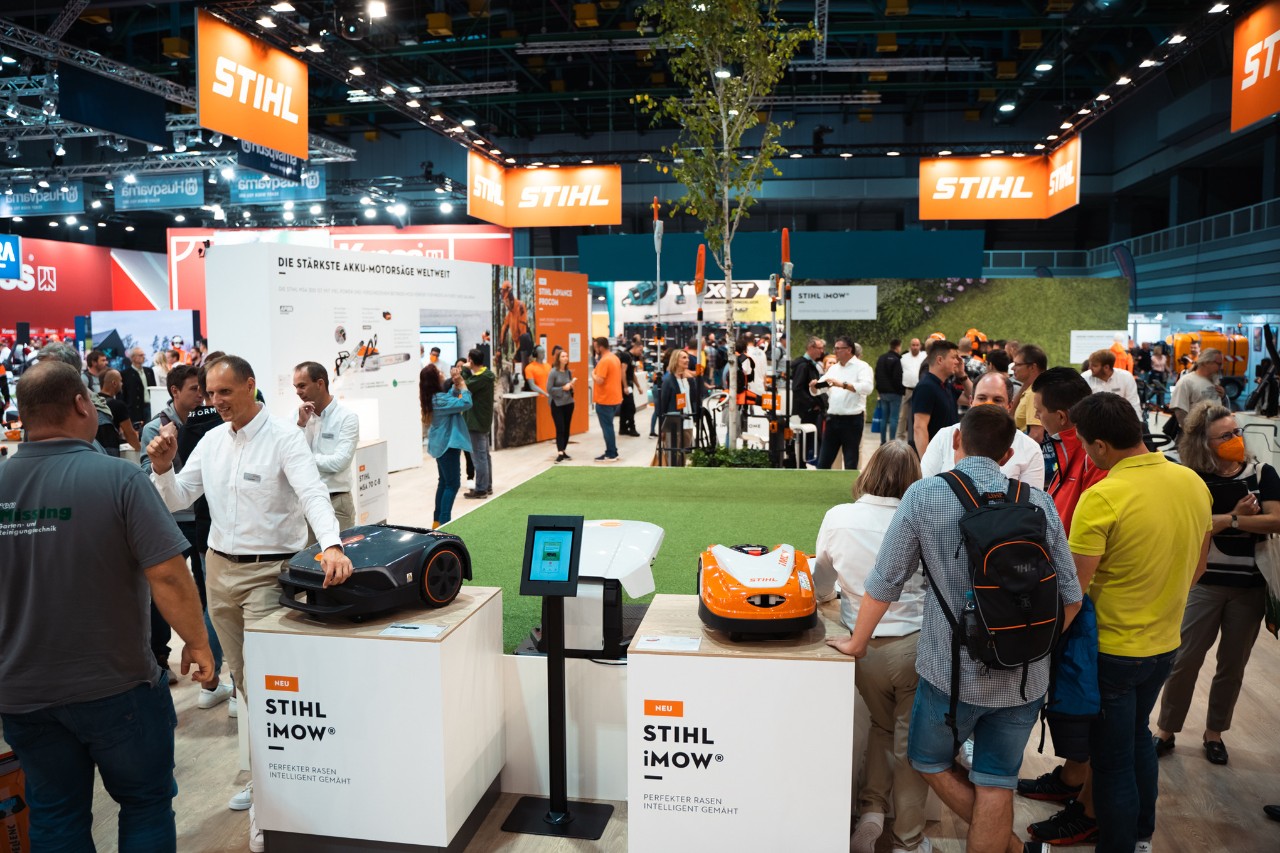 Dobro posećen štand kompanije STIHL sa robotskim kosačicama iMOW® na sajmu u zatvorenom prostoru
