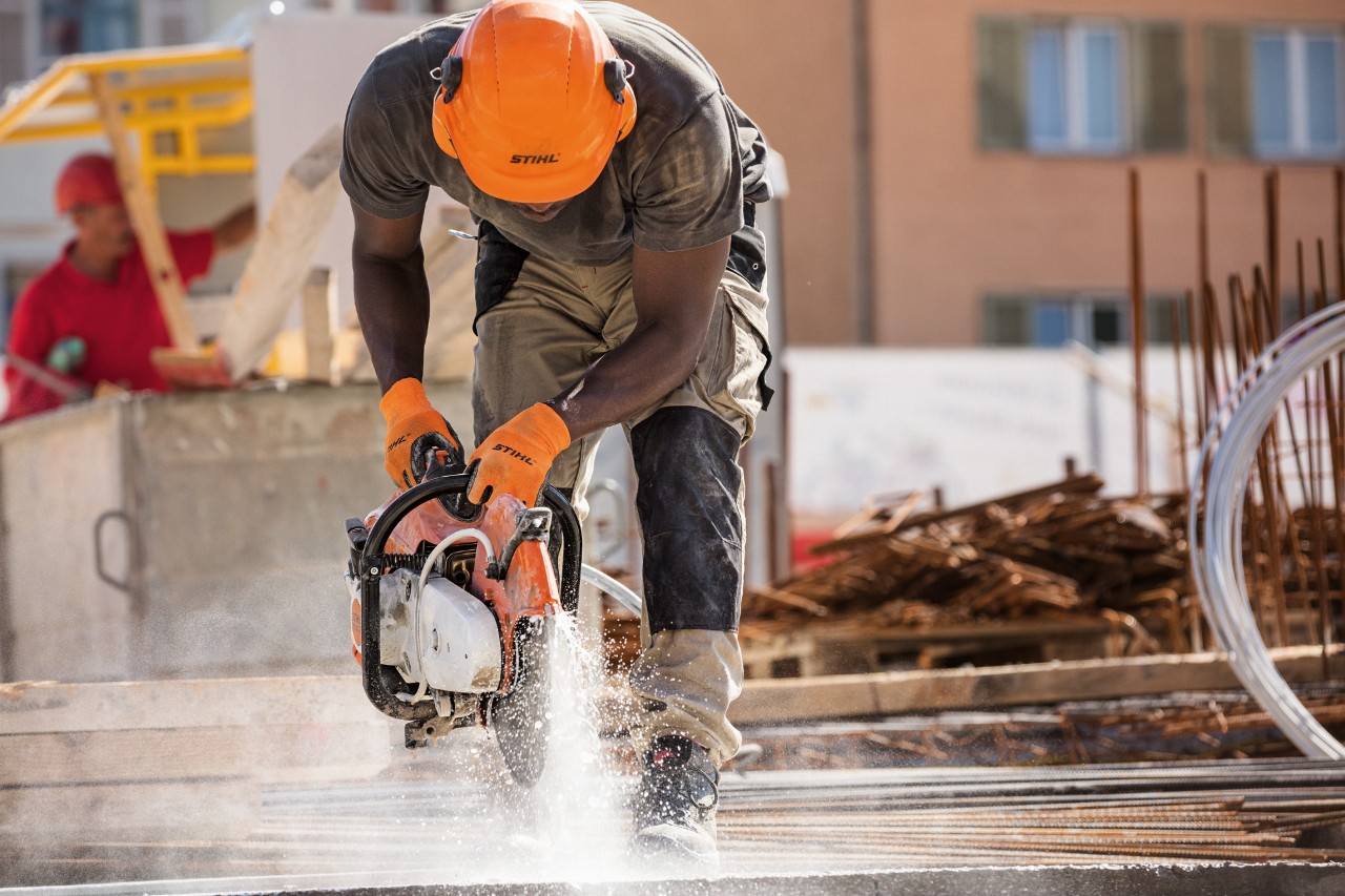 Muškarac radi na gradilištu motornim sekačem STIHL TS 500i