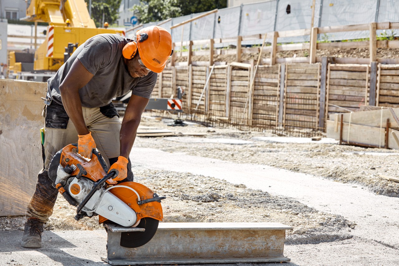 Muškarac na gradilištu koristi motorni sekač STIHL TS 500i sa reznim pločama sa vezivom od sintetičke smole