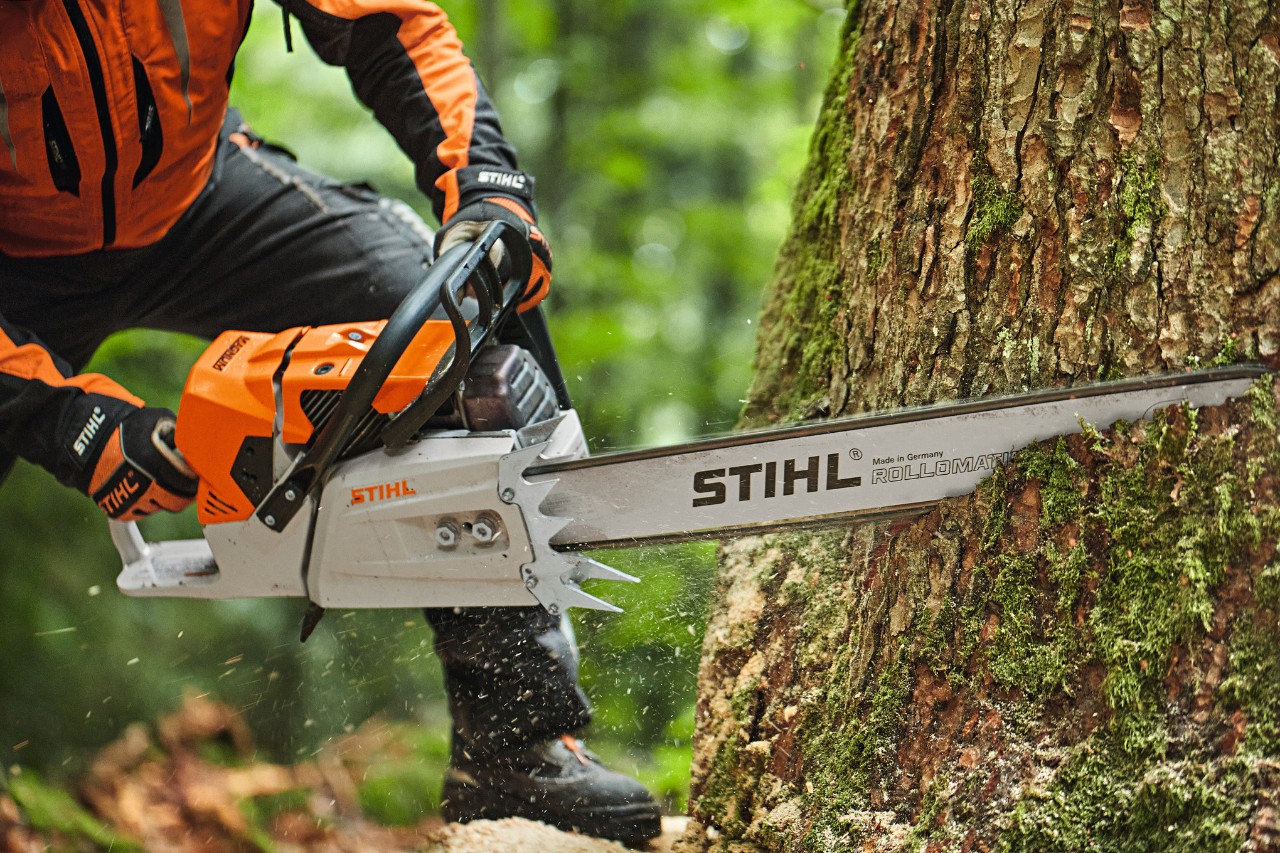 Neko testeriše drvo benzinskom lančanom testerom STIHL MS 881 sa vodilicom za glavu