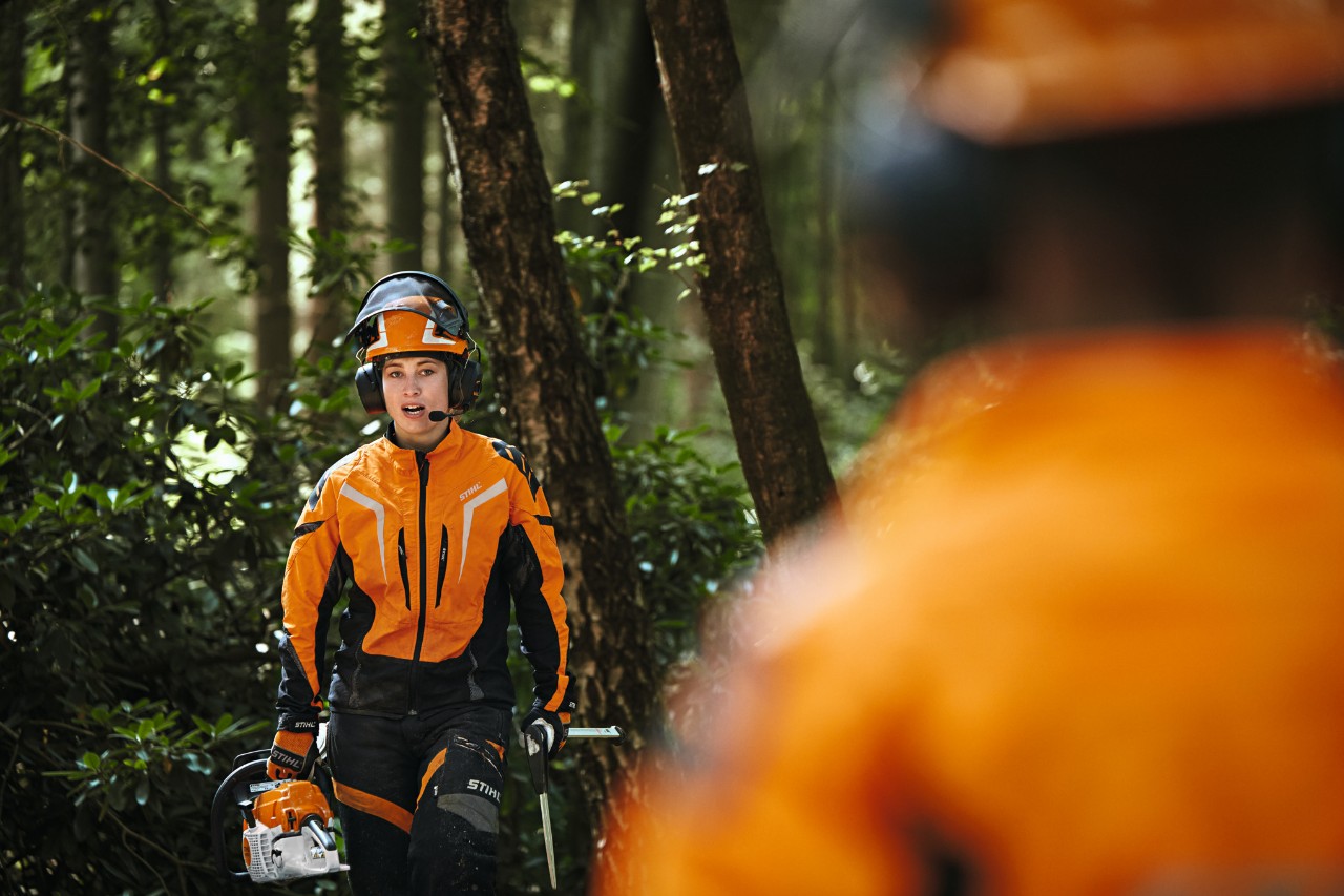 Dvojica šumara u STIHL zaštitnoj odeći sa konferencijskim sistemom STIHL ADVANCE ProCOM 