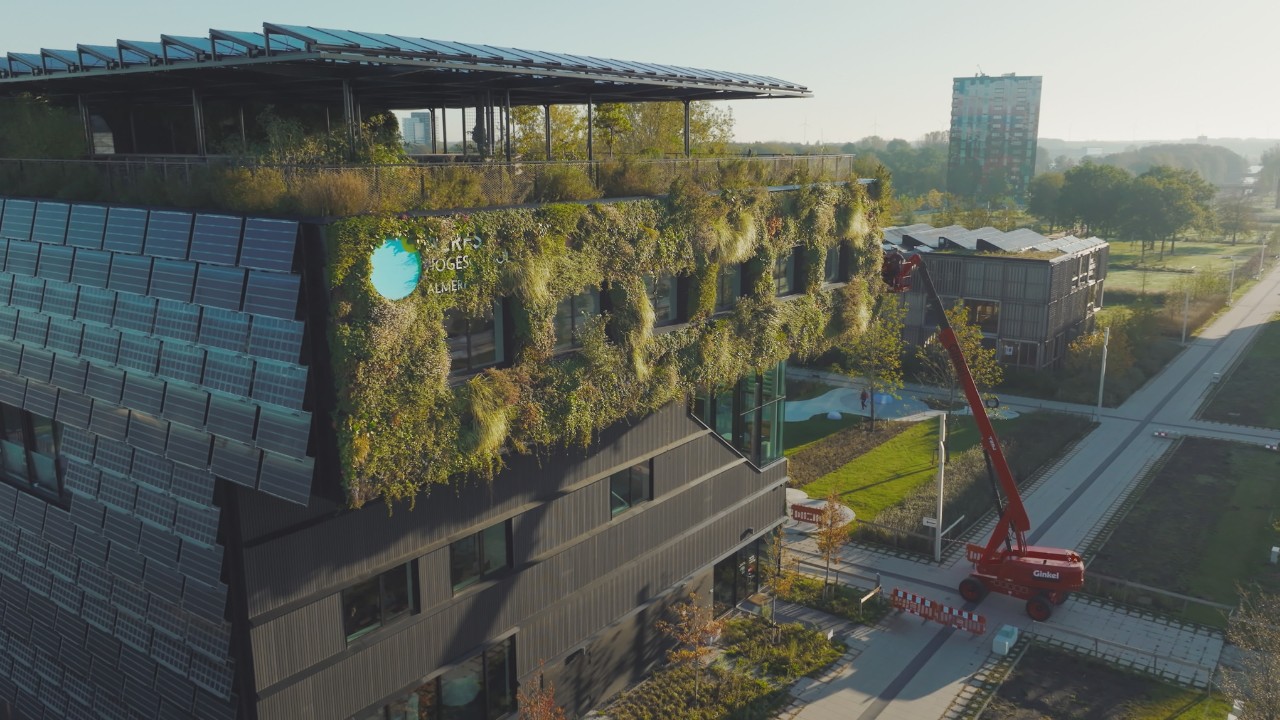 Snimak dronom holandskog univerziteta Aeres Hogeschool sa zelenom fasadom i krovnim biljkama