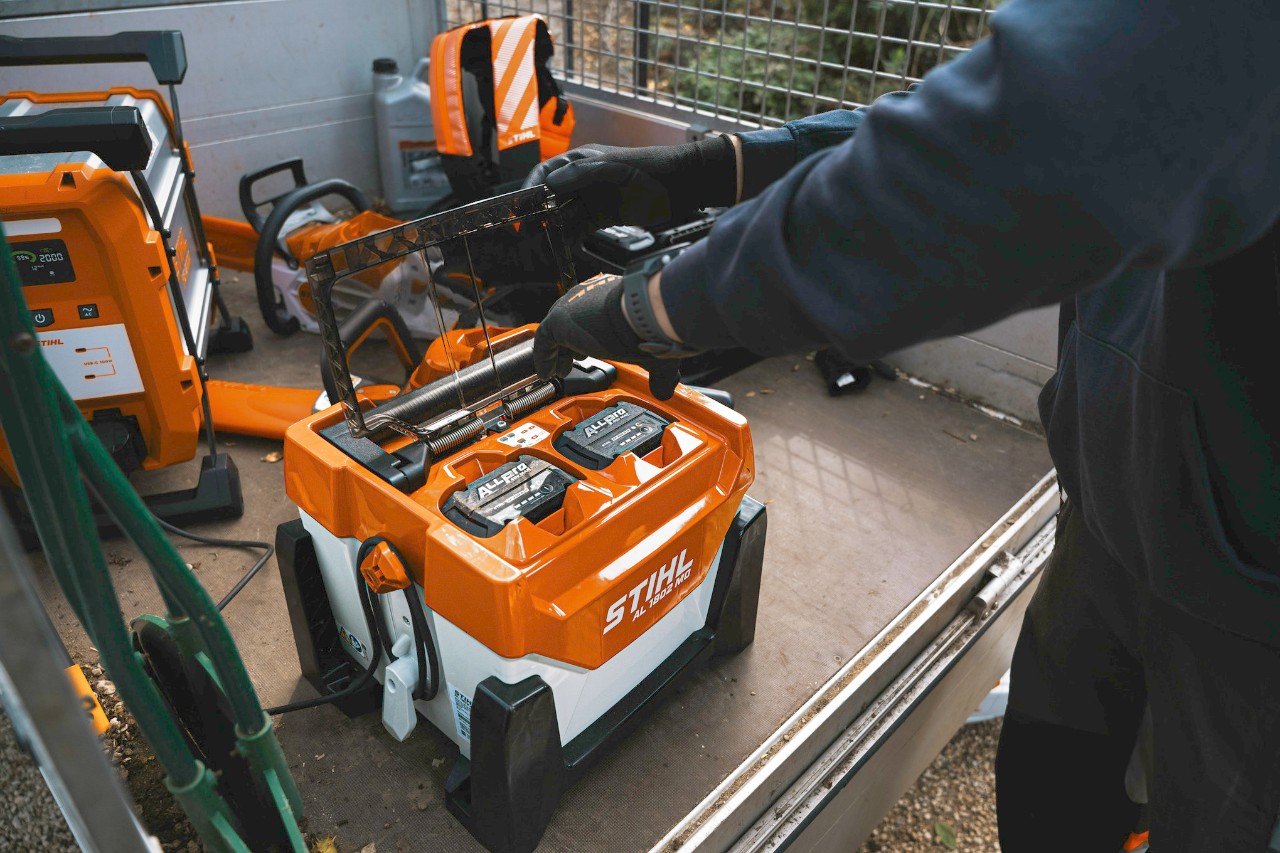 Punjenje STIHL ALLPRO AP 300.0 P baterije u AL 301-4 multipunjaču.