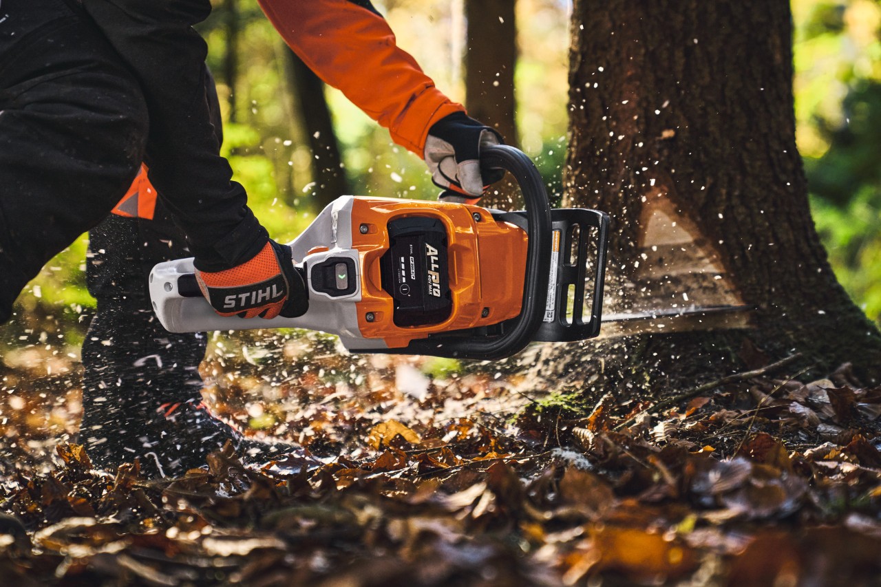 Profesionalni korisnik seče drveće u šumi bežičnom motornom testerom STIHL MSA 260.