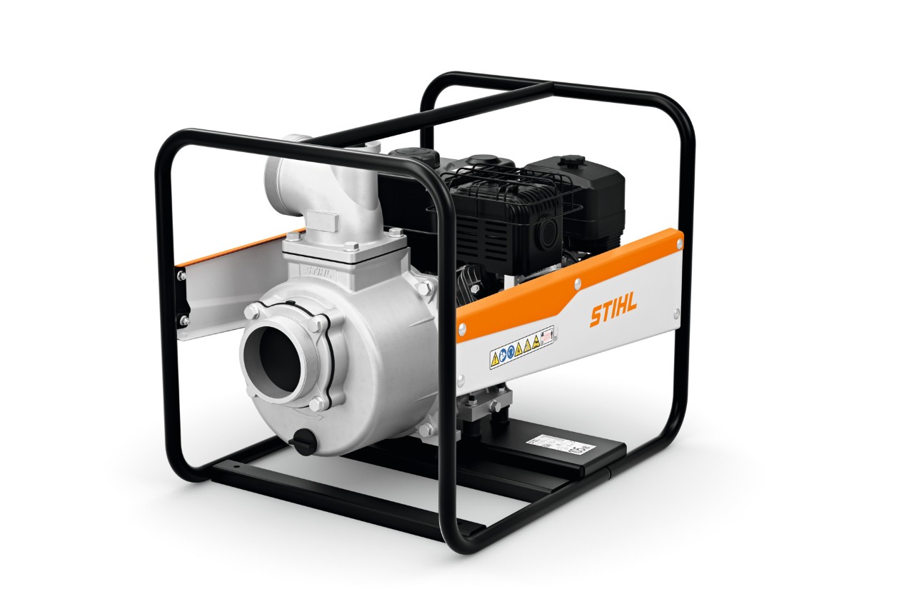 Pumpa za vodu STIHL WP 900 ispred bele pozadine