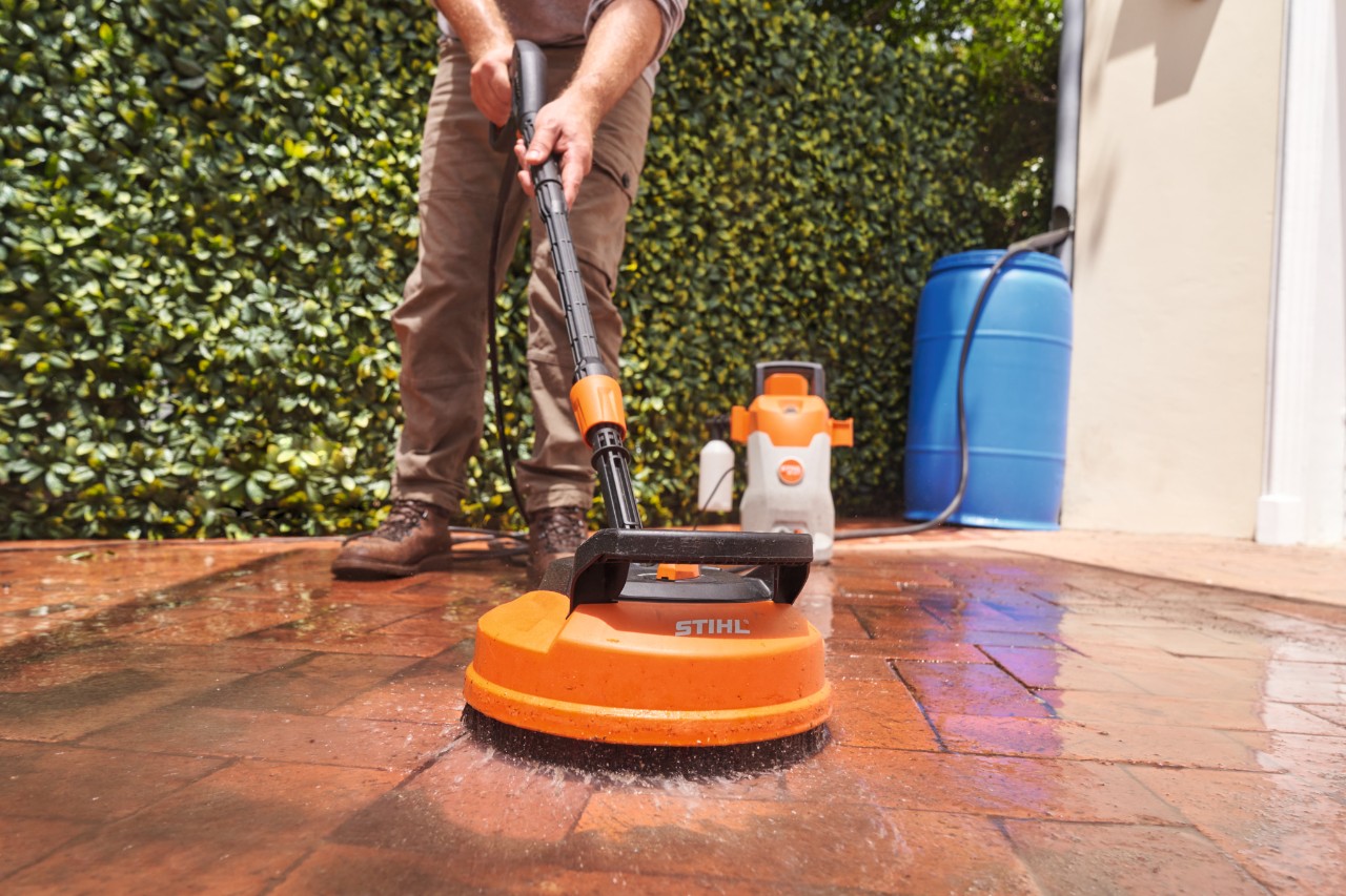 Krupni plan električnog uređaja za pranje pod visokim pritiskom STIHL RE 80 X koji se koristi za čišćenje kocaka za popločavanje na terasi
