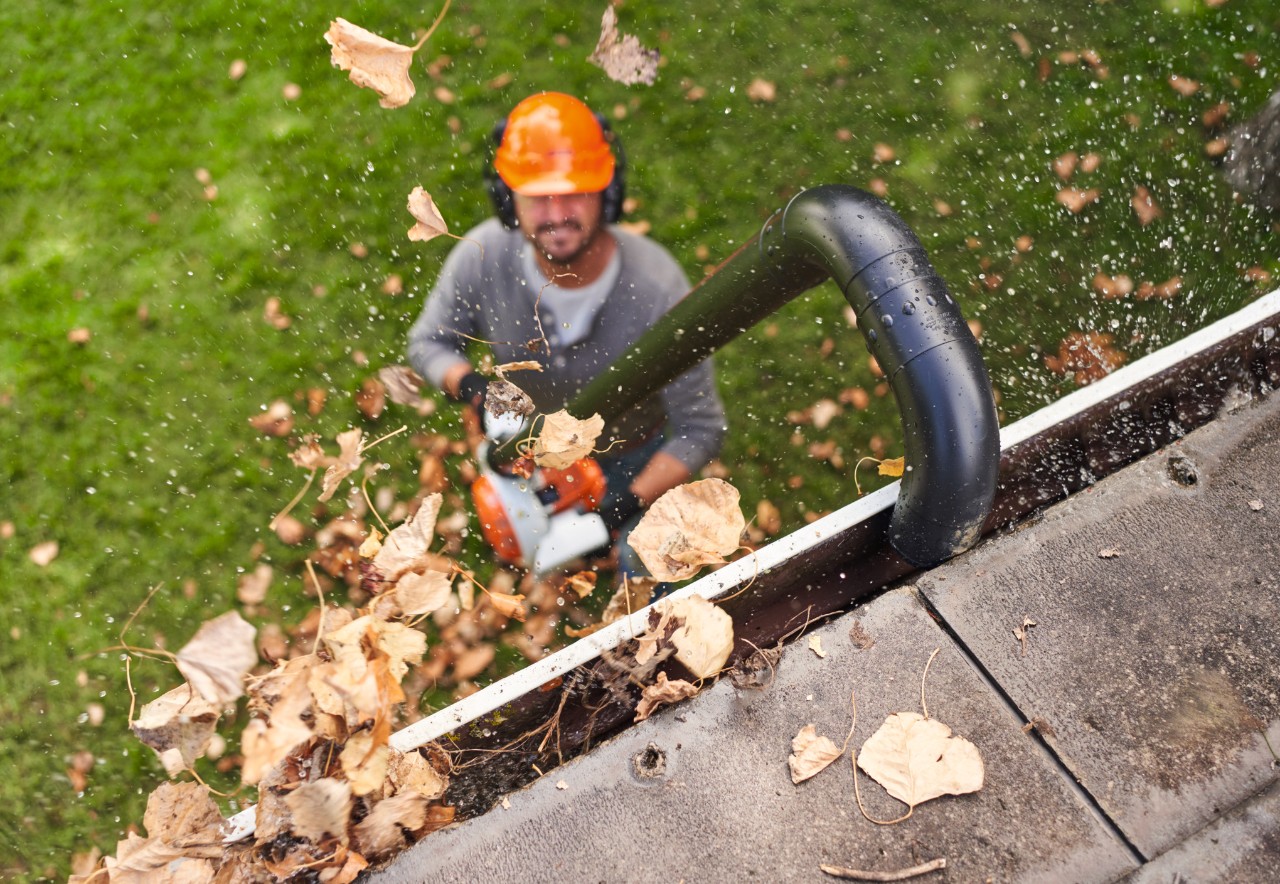 Muškarac čisti oluke STIHL kompletom za čišćenje oluka