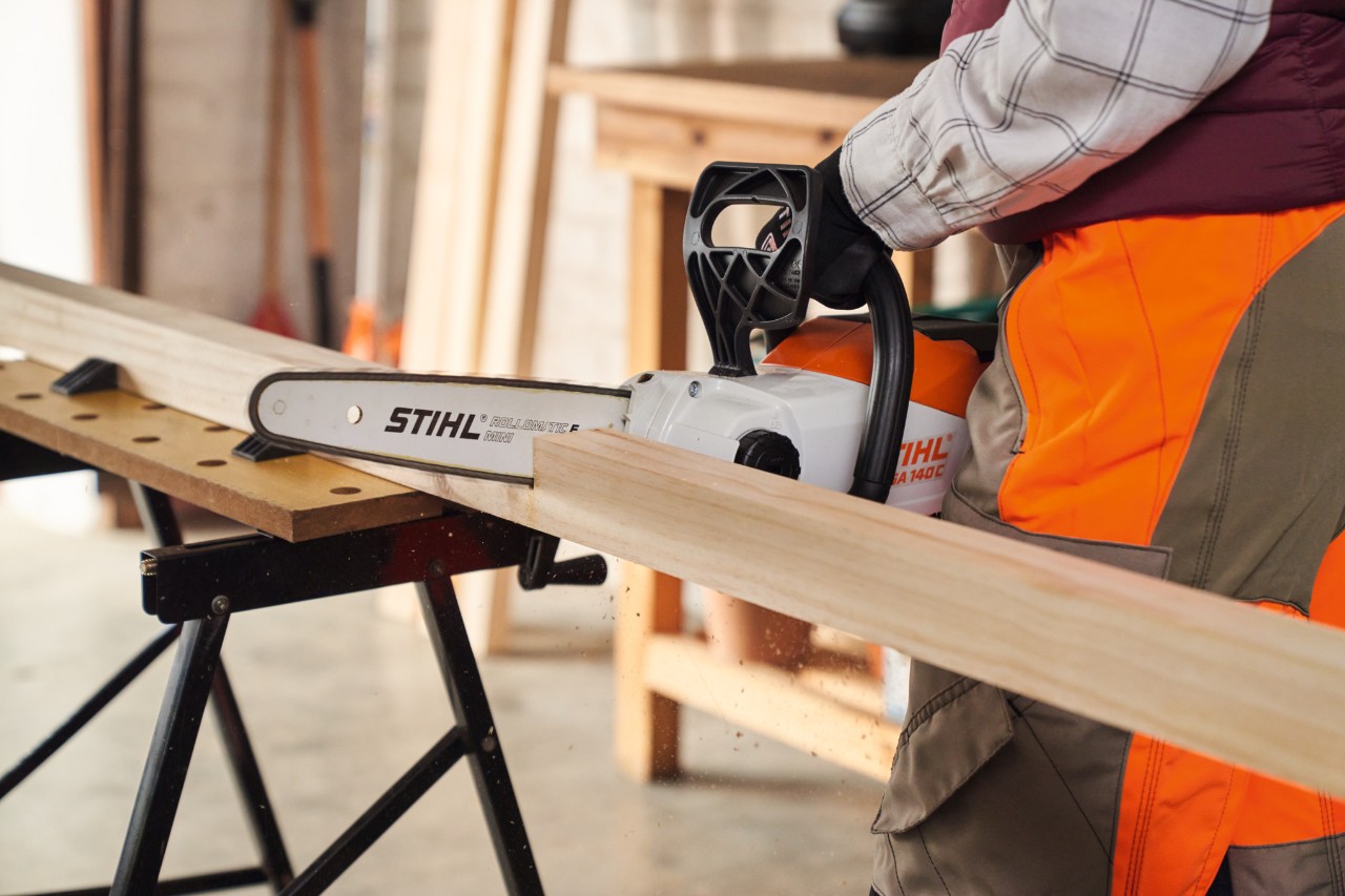 Snimak na kom se vidi kako se akumulatorskom motornom testerom STIHL MSA 140 seče stub