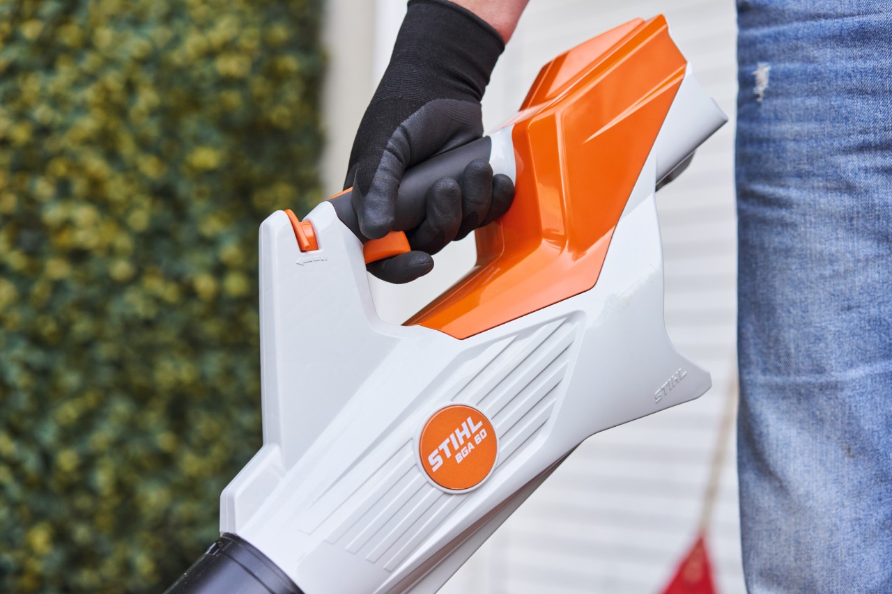 Krupni plan STIHL duvača u ruci osobe