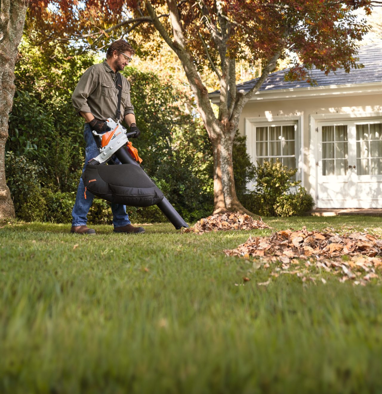 STIHL usitnjivač za lišće SH 56 koristi se za usisavanje lišća u bašti kako bi se odložilo 