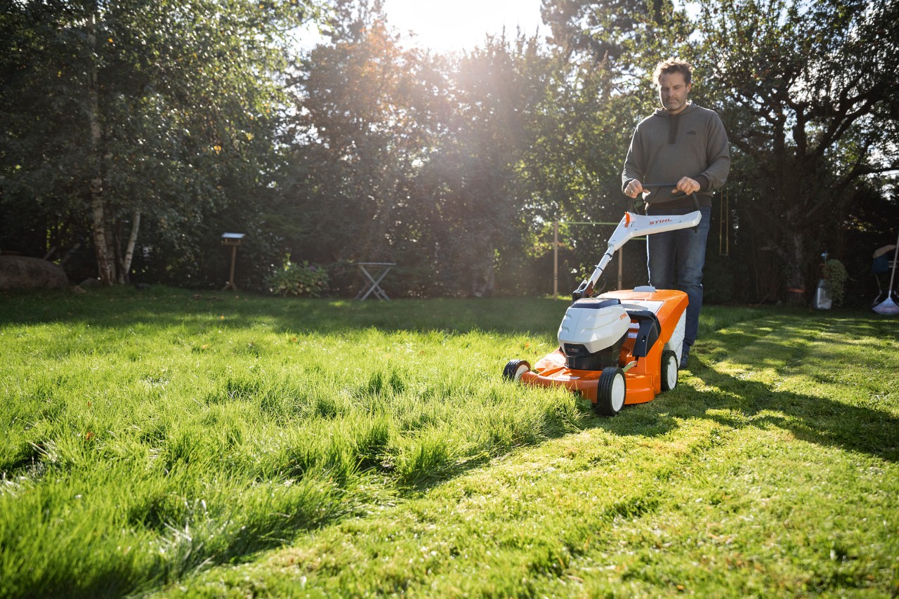 Čovek kosi travnjak na svom imanju pomoću STIHL baterijske kosačice RMA 448 VC