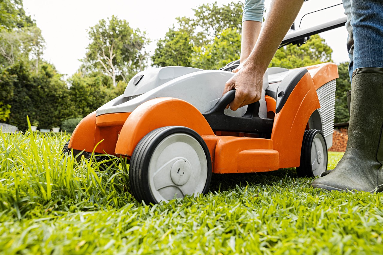 STIHL baterijska kosačica RMA 339 C se proverava u bašti u proleće