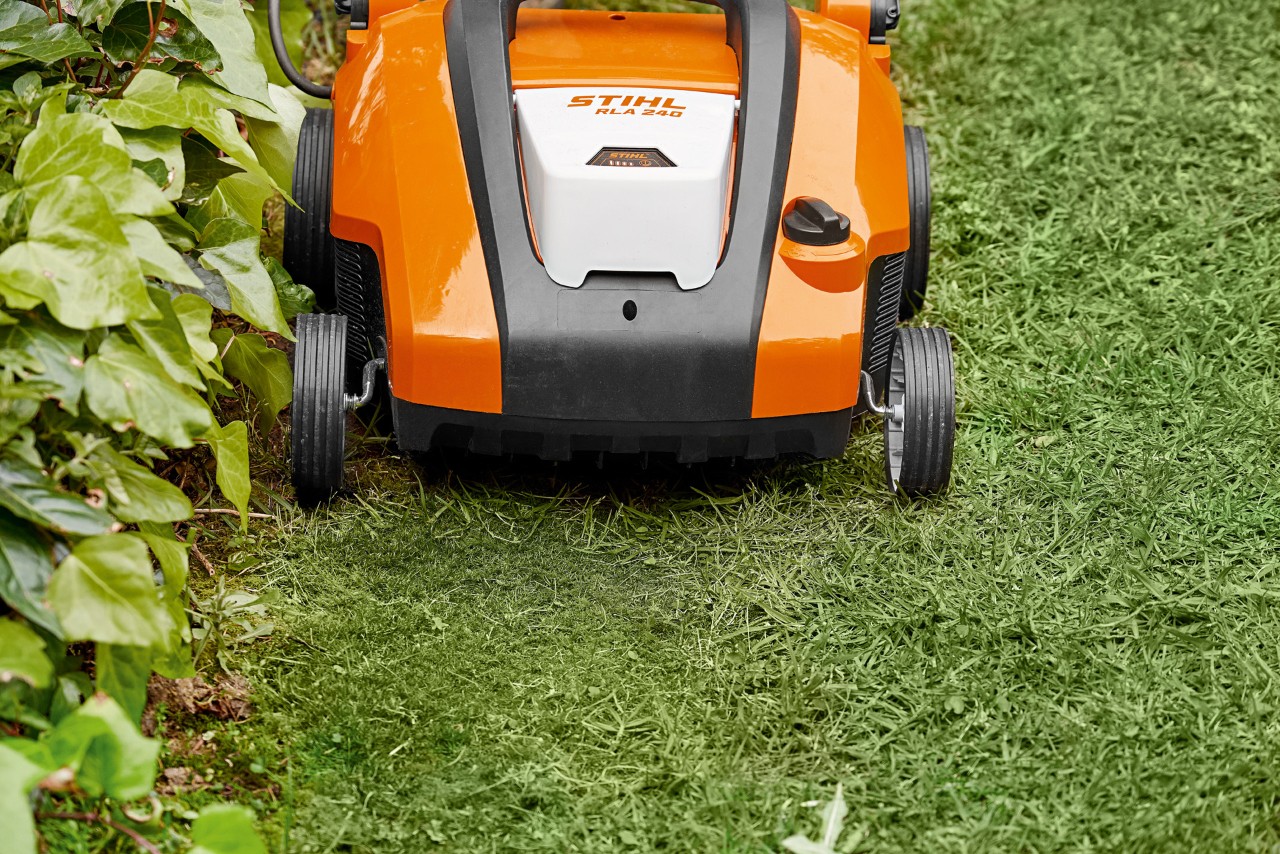 Krupni plan STIHL baterijskog prozračivača travnjaka RLA 240 pre posipanja travnjaka peskom