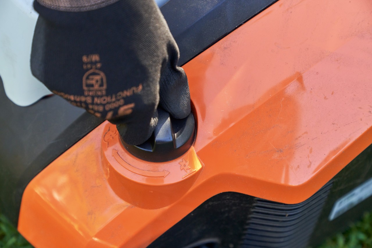 Krupni plan: Ruka sa STIHL radnom rukavicom FUNCTION SENSOTOUCH okreće okretnu ručku STIHL baterijskog prozračivača travnjaka RLA 240.