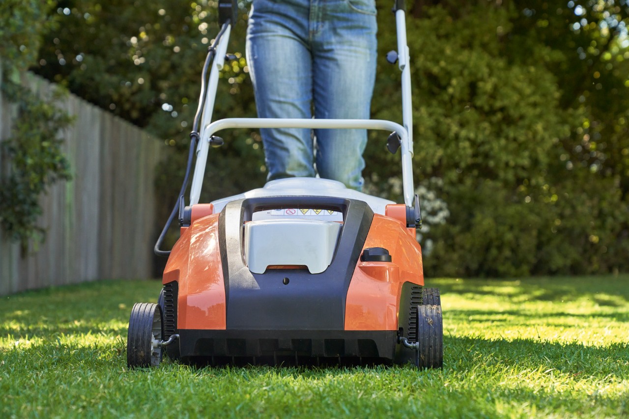Travnjak se provetrava STIHL baterijskim prozračivačem travnjaka RLA 240.