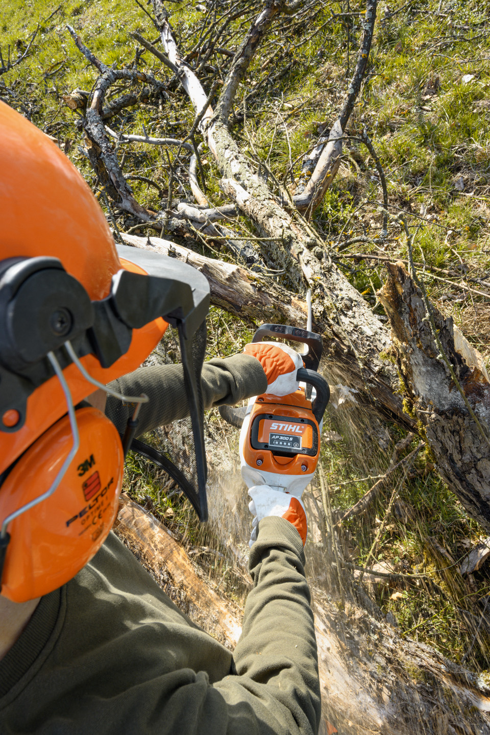 Akumulator lančane testere STIHL MSA 220 C-B koristi se na stablu sa granama