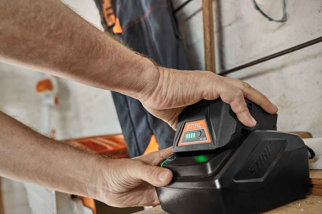 Litijum-jonski akumulator STIHL AK 30 pri punjenju u stanici za punjenje