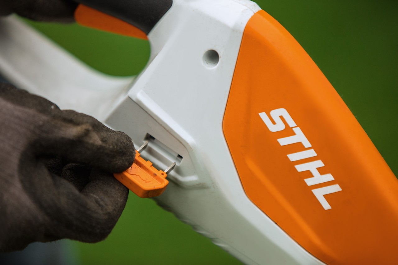STIHL akumulatorski trimer za travu sa integrisanim akumulatorom i ključem za aktiviranje