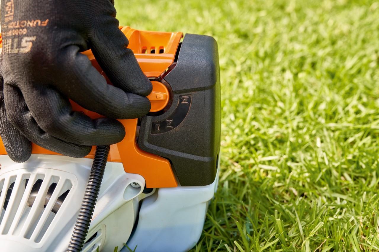 Čovek podešava polugu pumpe za gorivo benzinske motorne kose STIHL FS 91 kako bi je pokrenuo