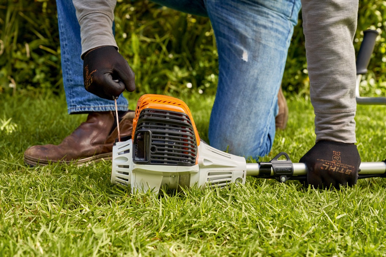Čovek povlači sajlu za pokretanje benzinske motorne kose STIHL FS 91 