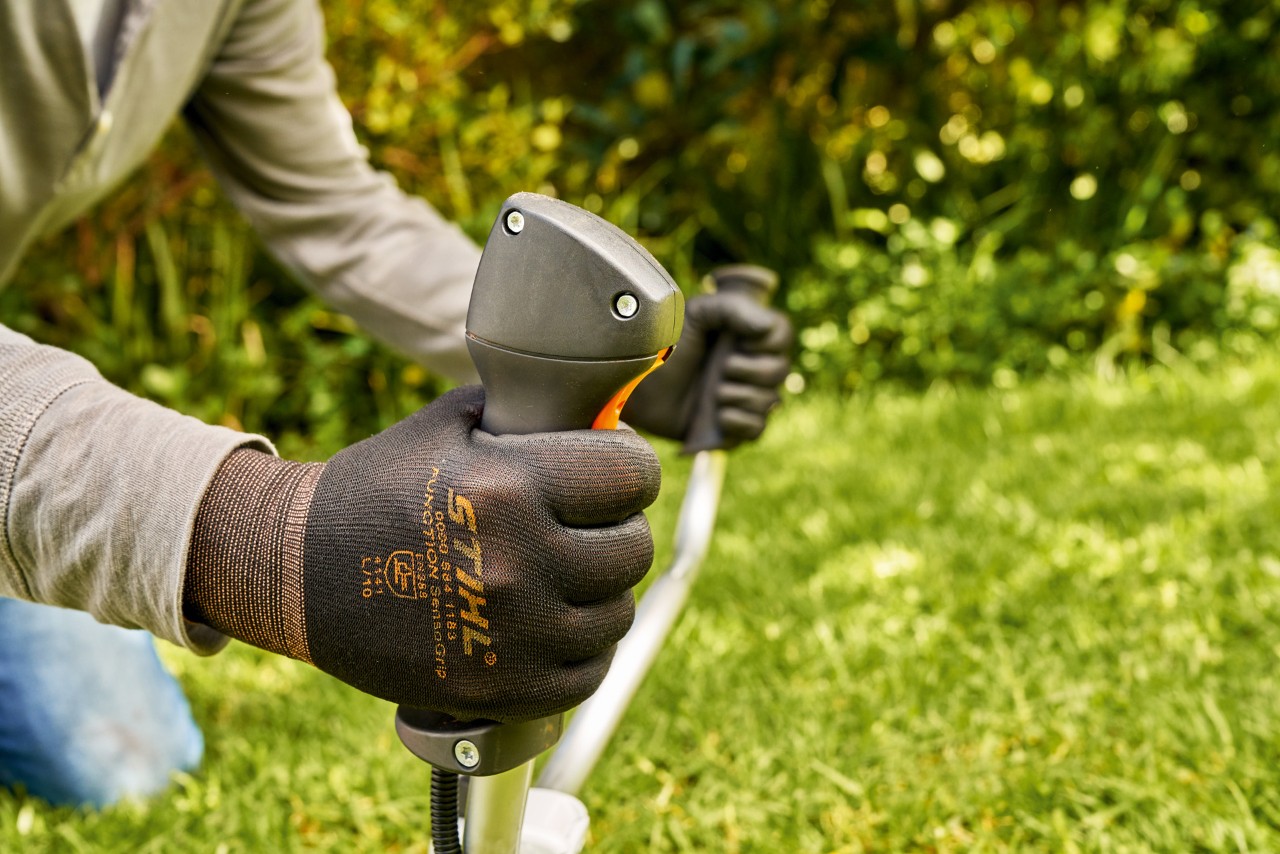 Čovek nakratko pokreće motor benzinske motorne kose STIHL FS 91
