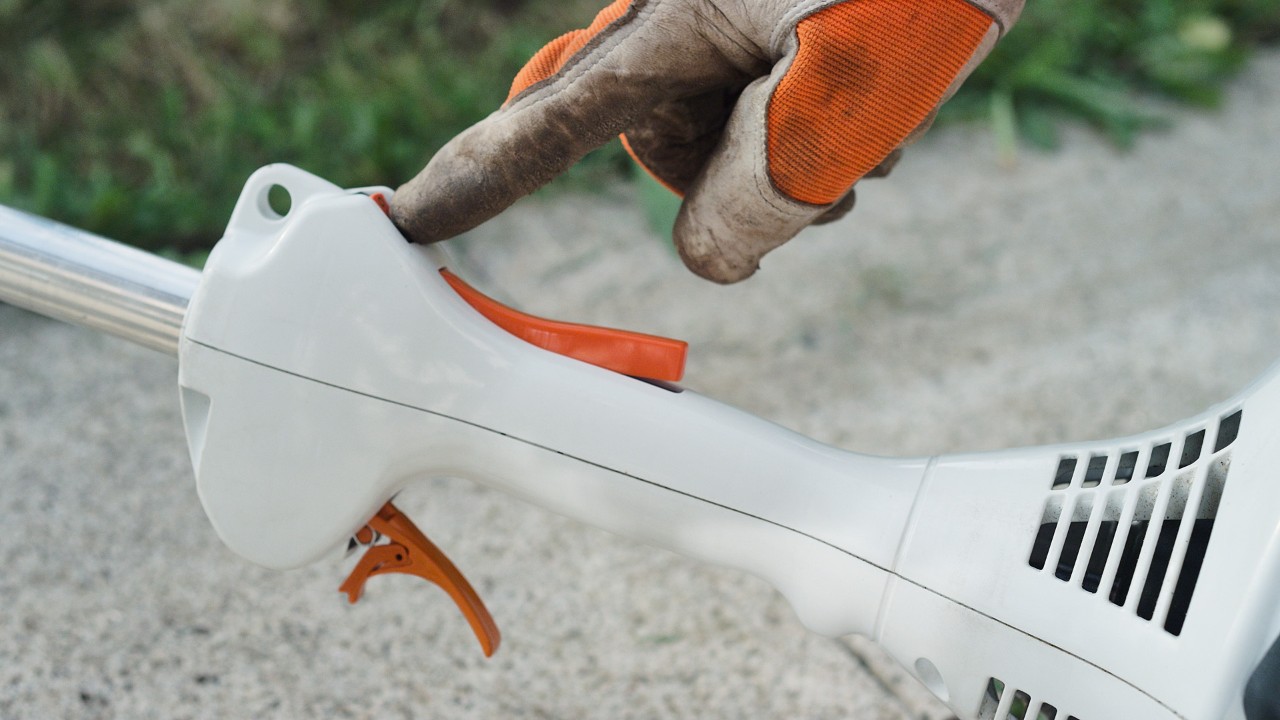 Na benzinskoj motornoj kosi STIHL FS 38 se aktivira prekidač za zaustavljanje