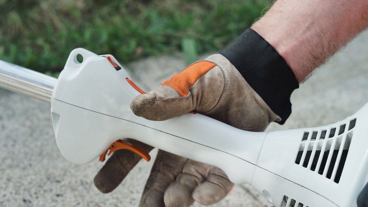Benzinska motorna kosa STIHL FS 38 u početnom položaju gasa