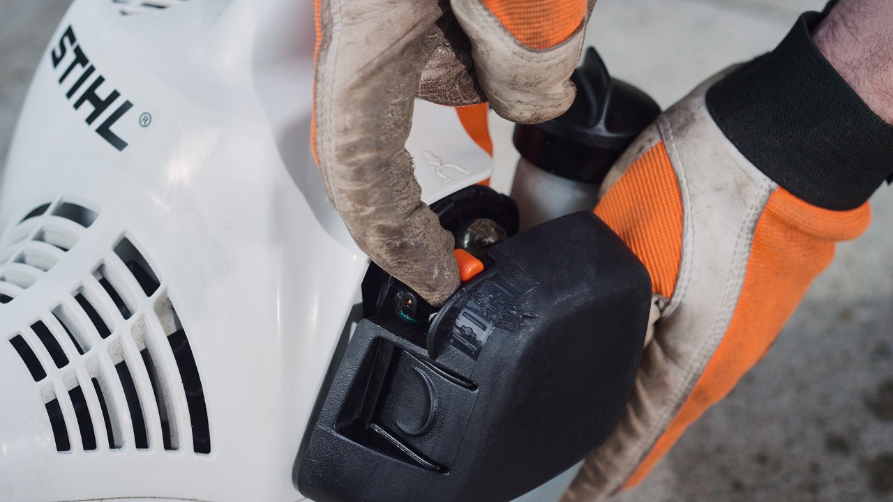 Na benzinskoj motornoj kosi STIHL FS 38 se aktivira poluga startnog leptira