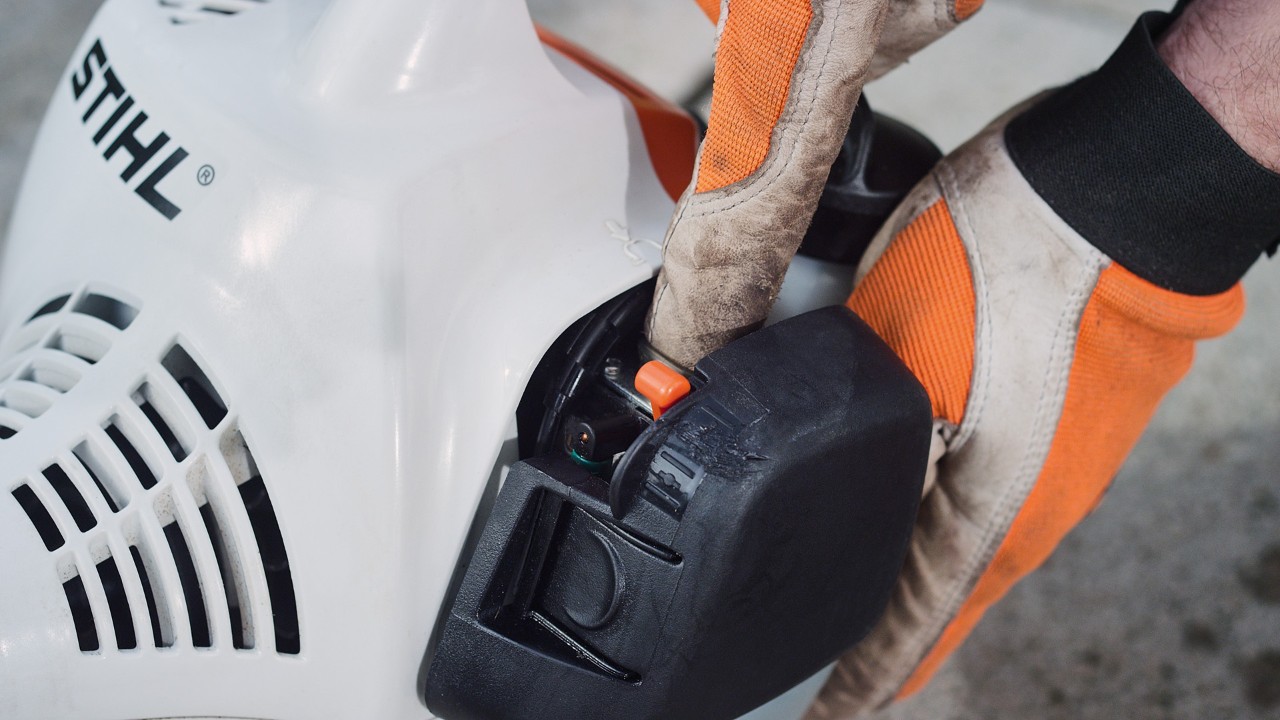Pritiskanje pumpe za gorivo na benzinskoj motornoj kosi STIHL FS 38