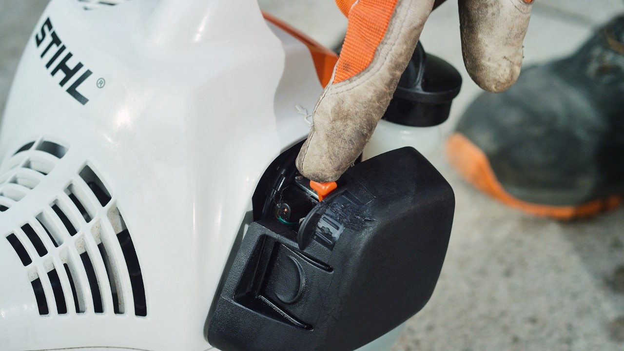 Otvara se prigušnica benzinske motorne kose STIHL FS 38