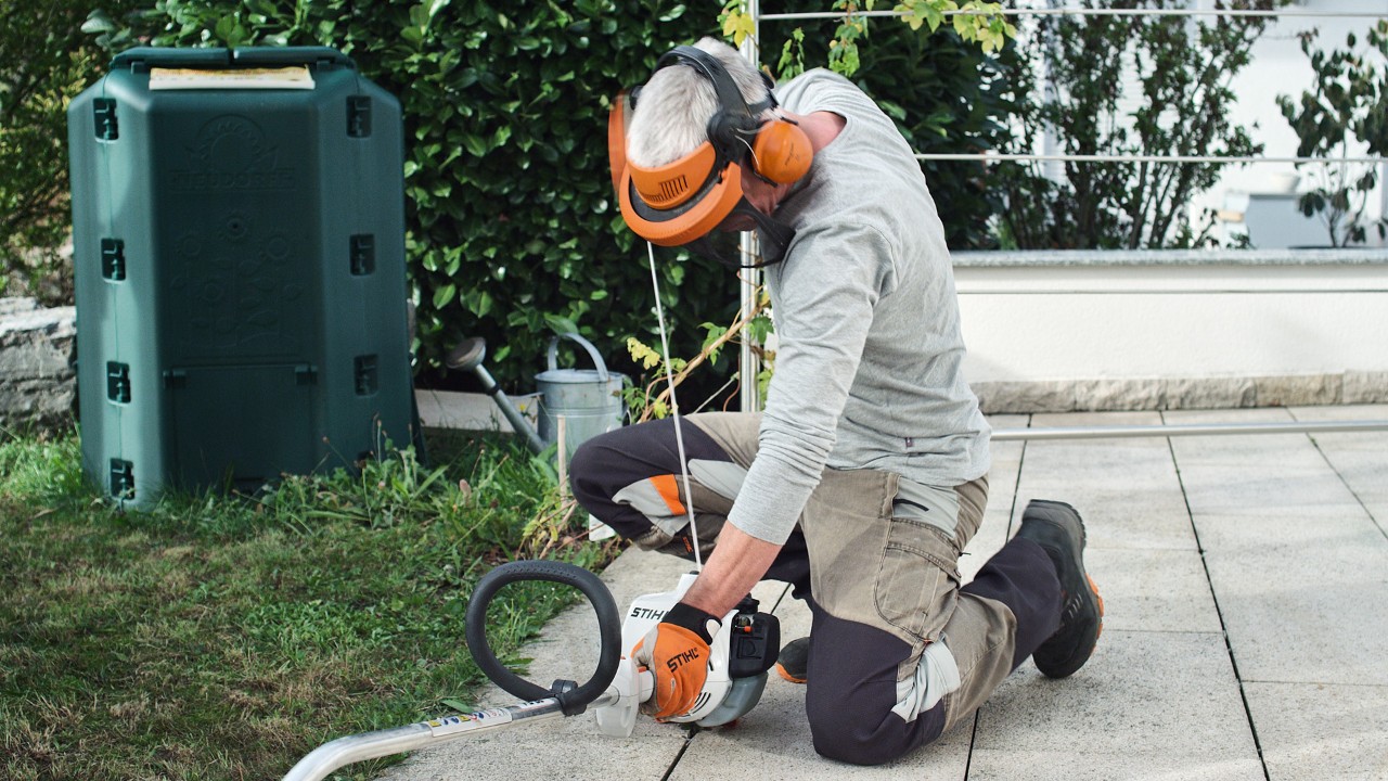 Osoba u zaštitnoj odeći ponovo povlači sajlu za pokretanje benzinske motorne kose STIHL FS 38