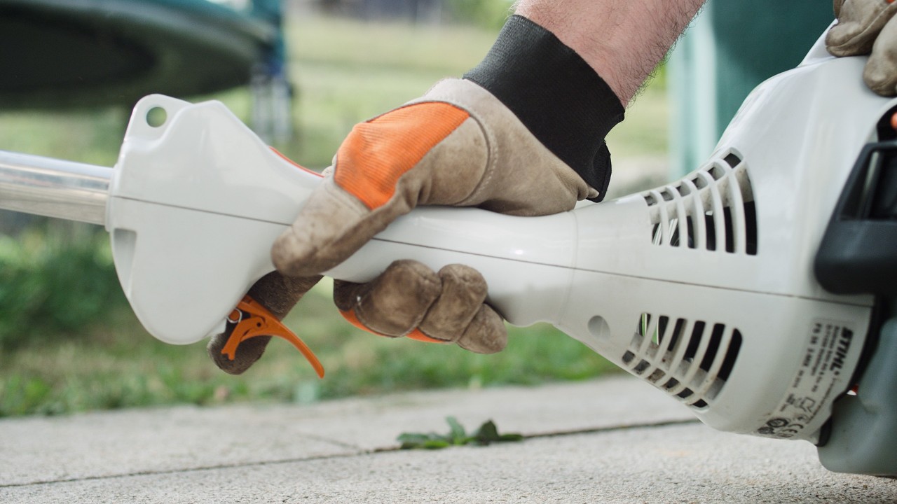Na benzinskoj motornoj kosi STIHL FS 38 se pritiska ručica za gas