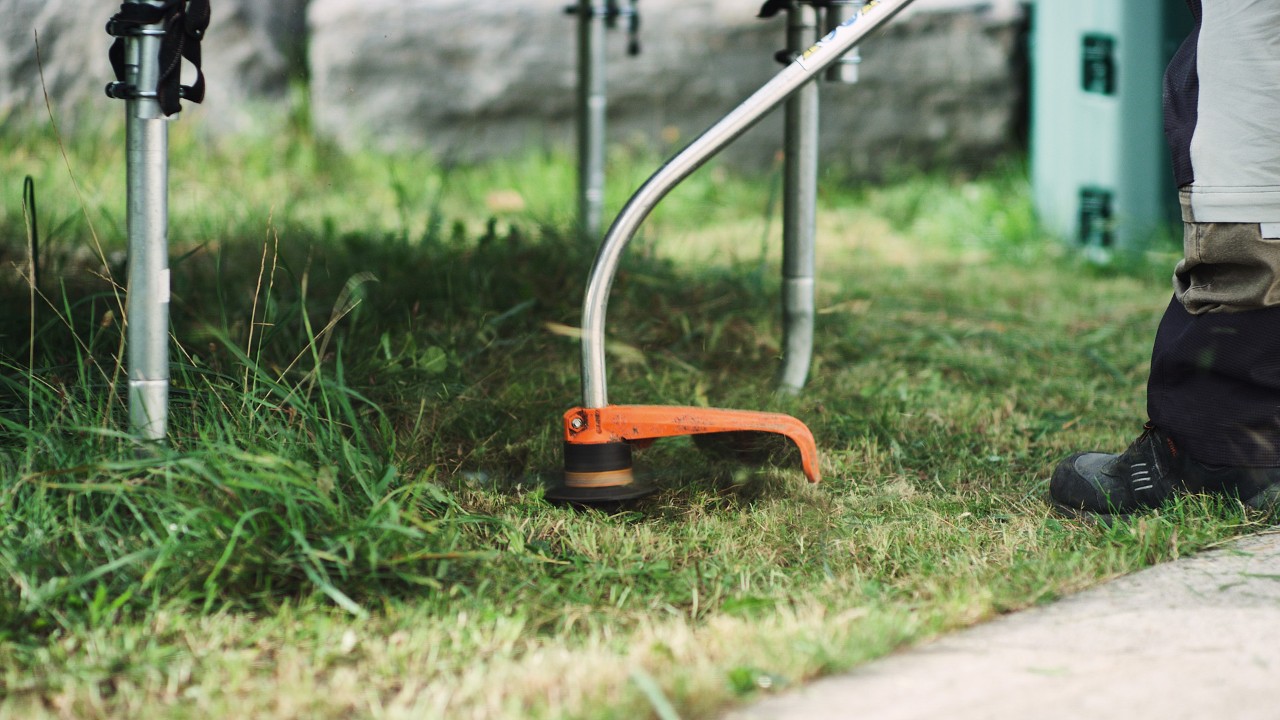 Pomoću benzinske motorne kose STIHL FS 38 se obrezuju ivice travnjaka