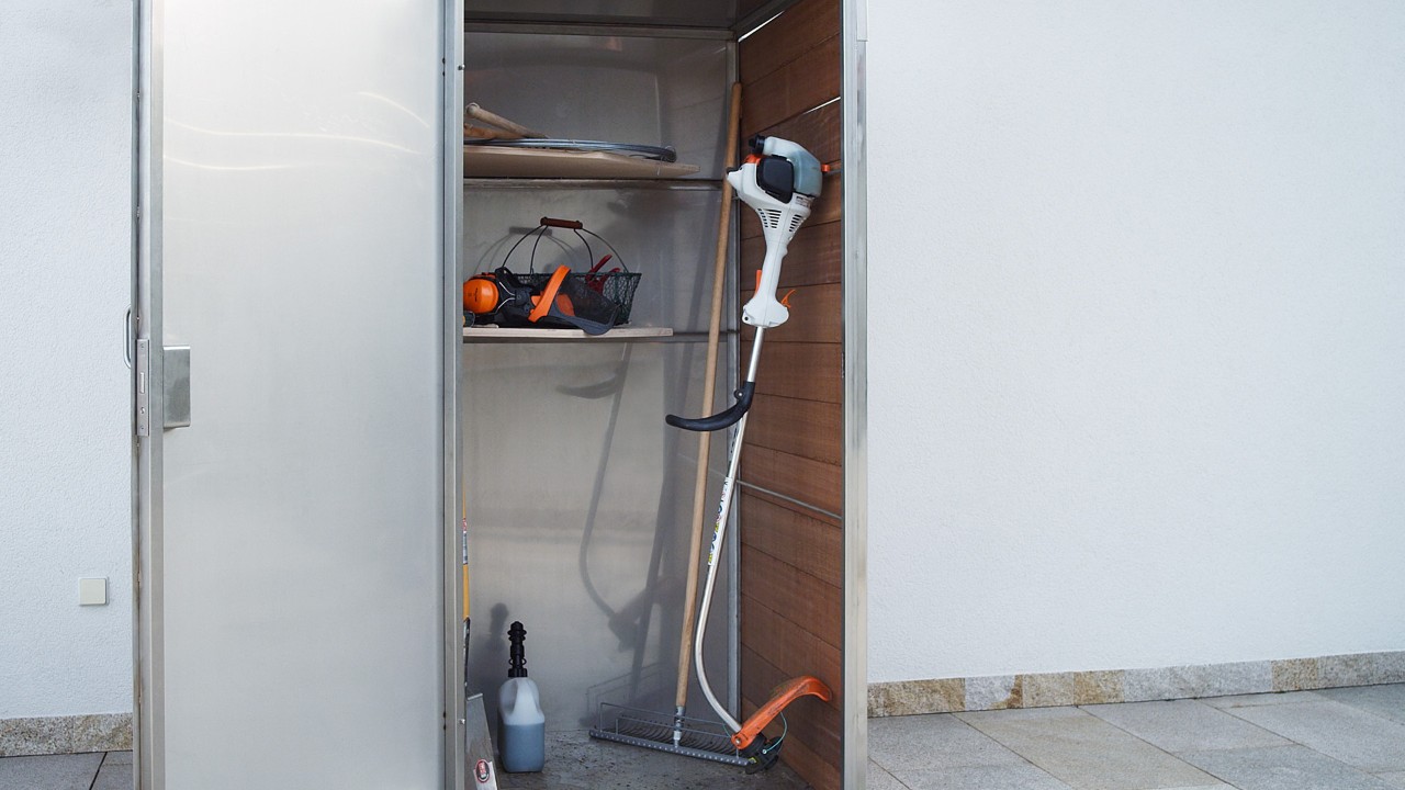 Isključena benzinska motorna kosa STIHL FS 38 stoji u ormaru