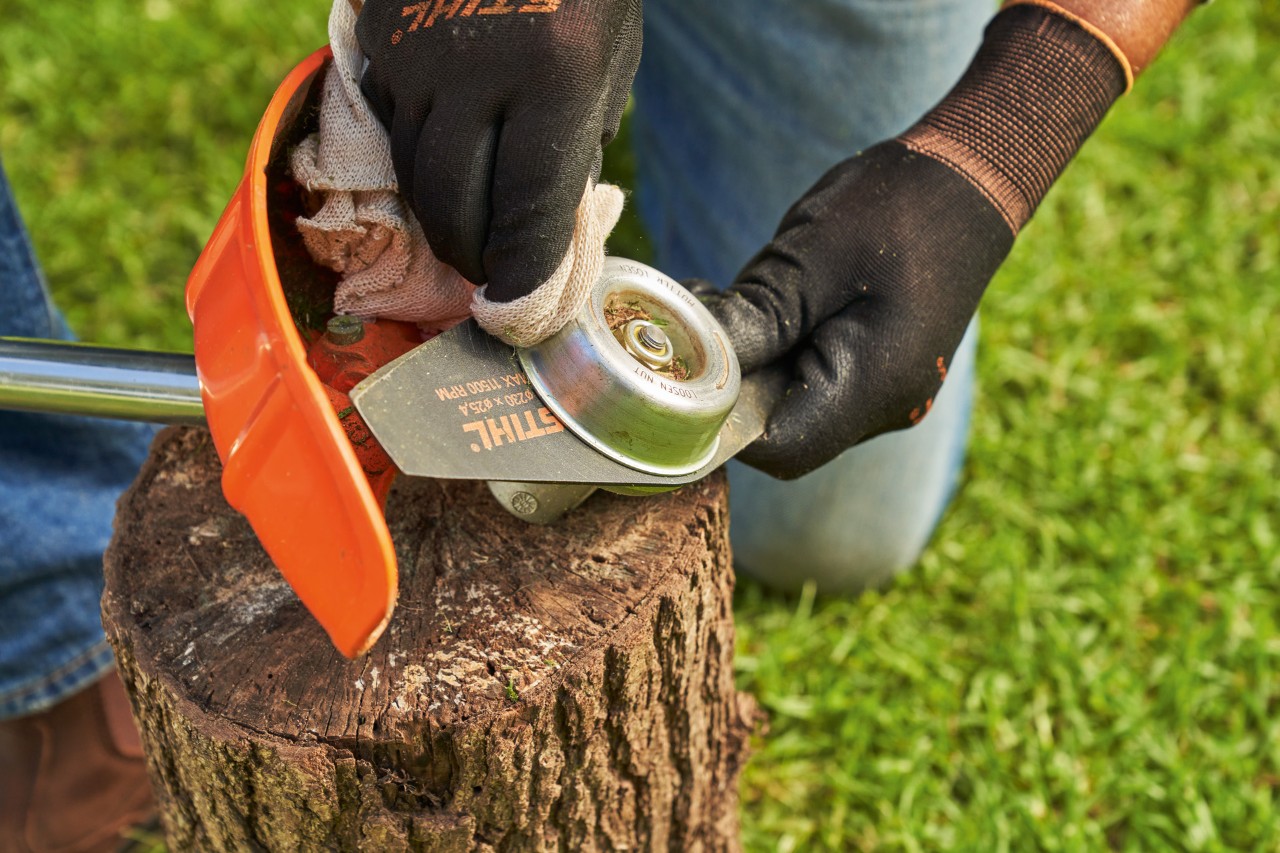 Nož za šikaru STIHL motorne kose se čisti vlažnom krpom