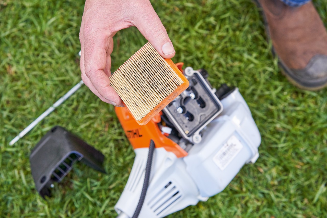 Osoba uklanja filter za vazduh sa STIHL motorne kose radi čišćenja 