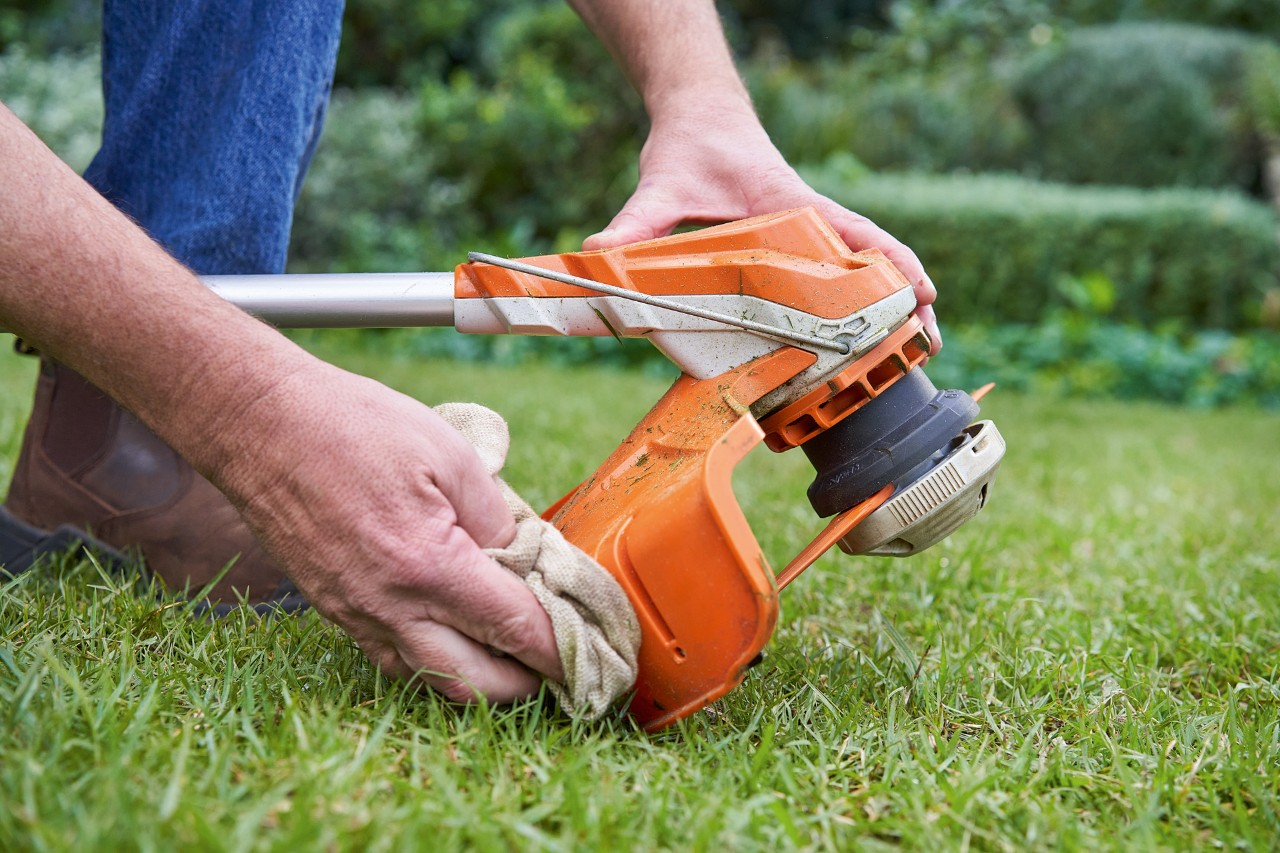 Osoba čisti mekom krpom zaštitu na STIHL motornoj kosi