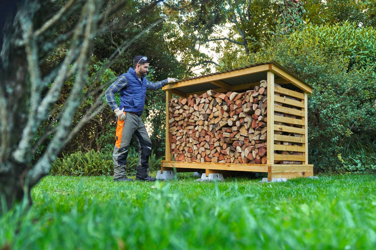 Samo sa licencom za lančanu testeru: Osoba seče stablo u šumi pomoću benzinske lančane testere STIHL MS 261 C-M sa vodećom šinom Light 04