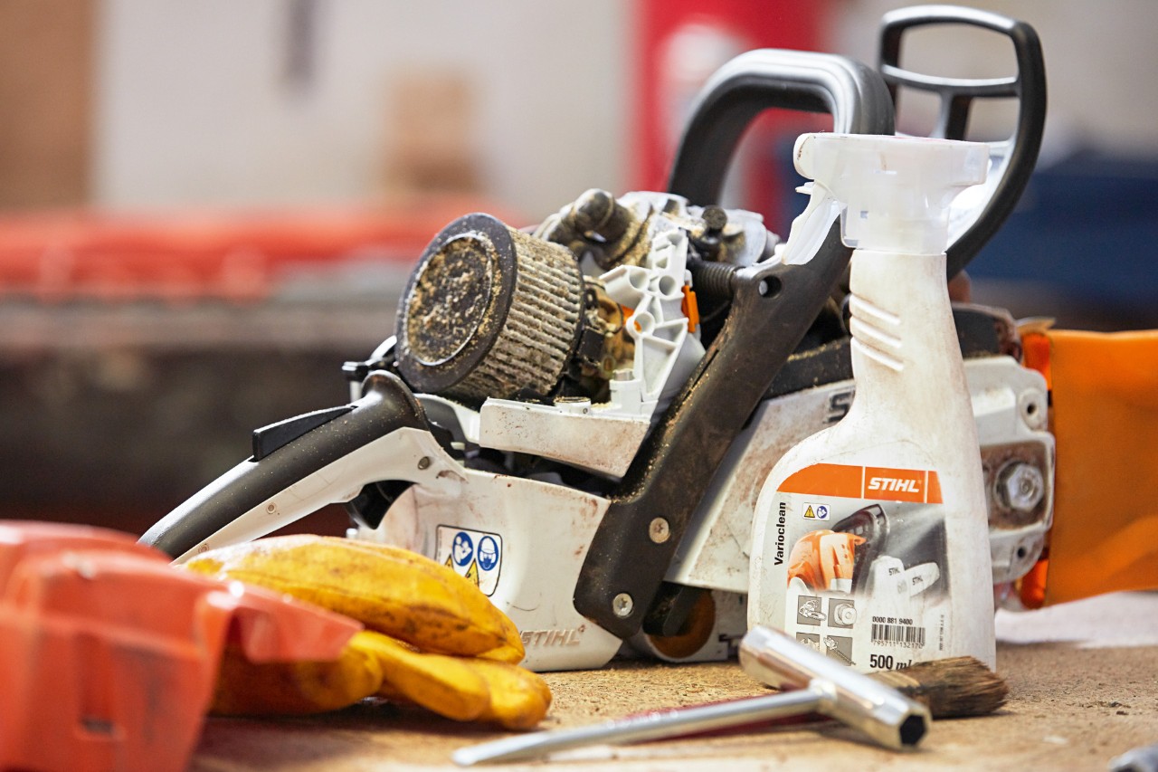 STIHL sredstvo za čišćenje Varioclean pored STIHL lančane testere na radnom stolu