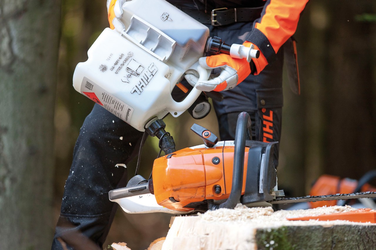  Mešavina za lančanu testeru se sipa u lančanu testeru STIHL MS 441