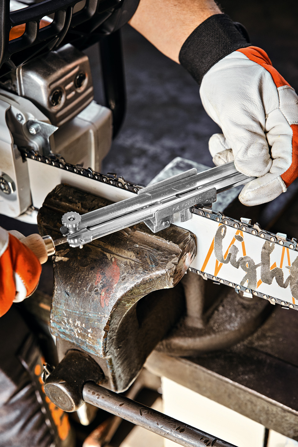 Osoba sa vođicom držača turpije STIHL na vodećoj šini STIHL Light 04
