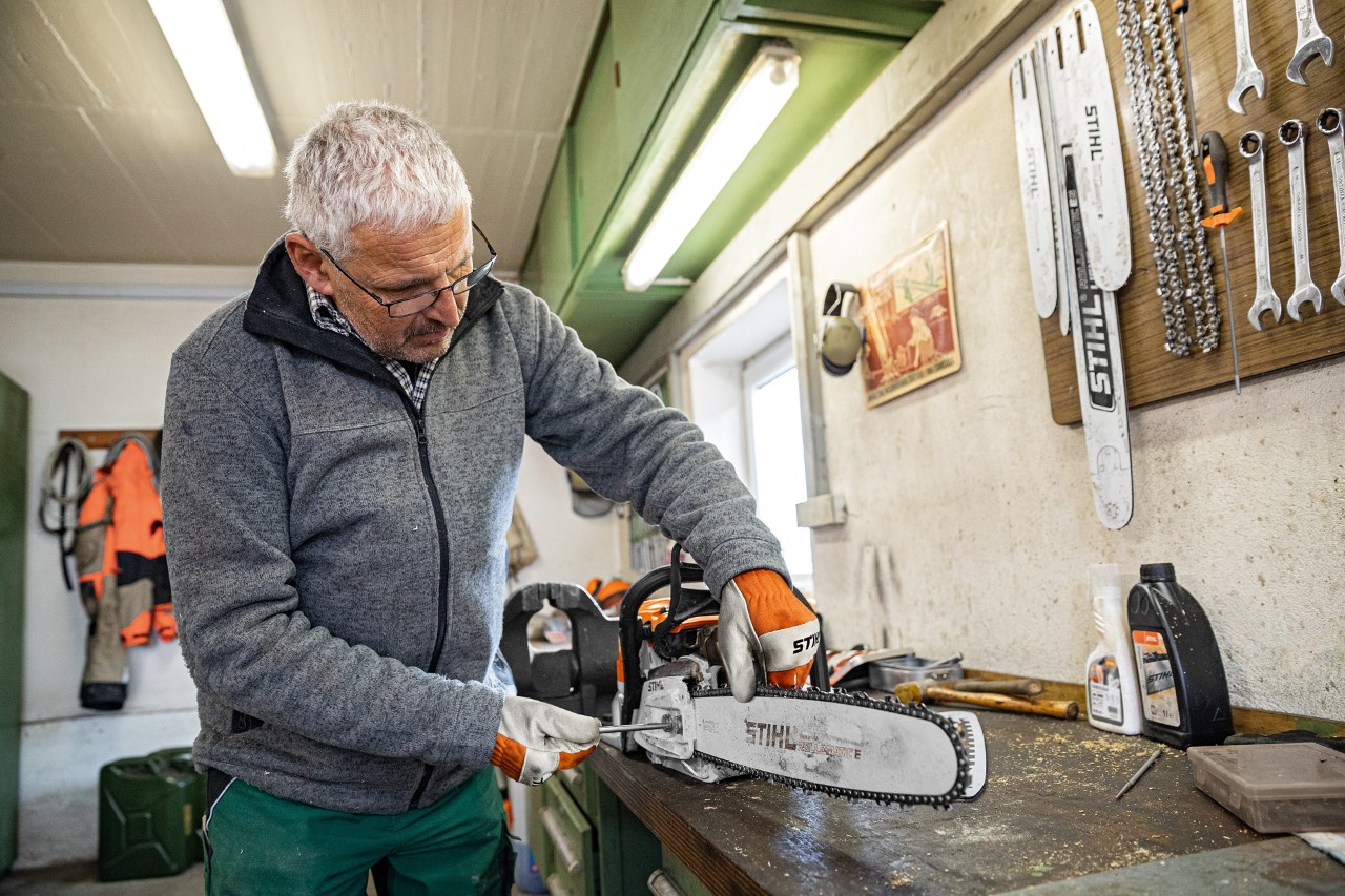 Čovek zateže lanac STIHL lančane testere