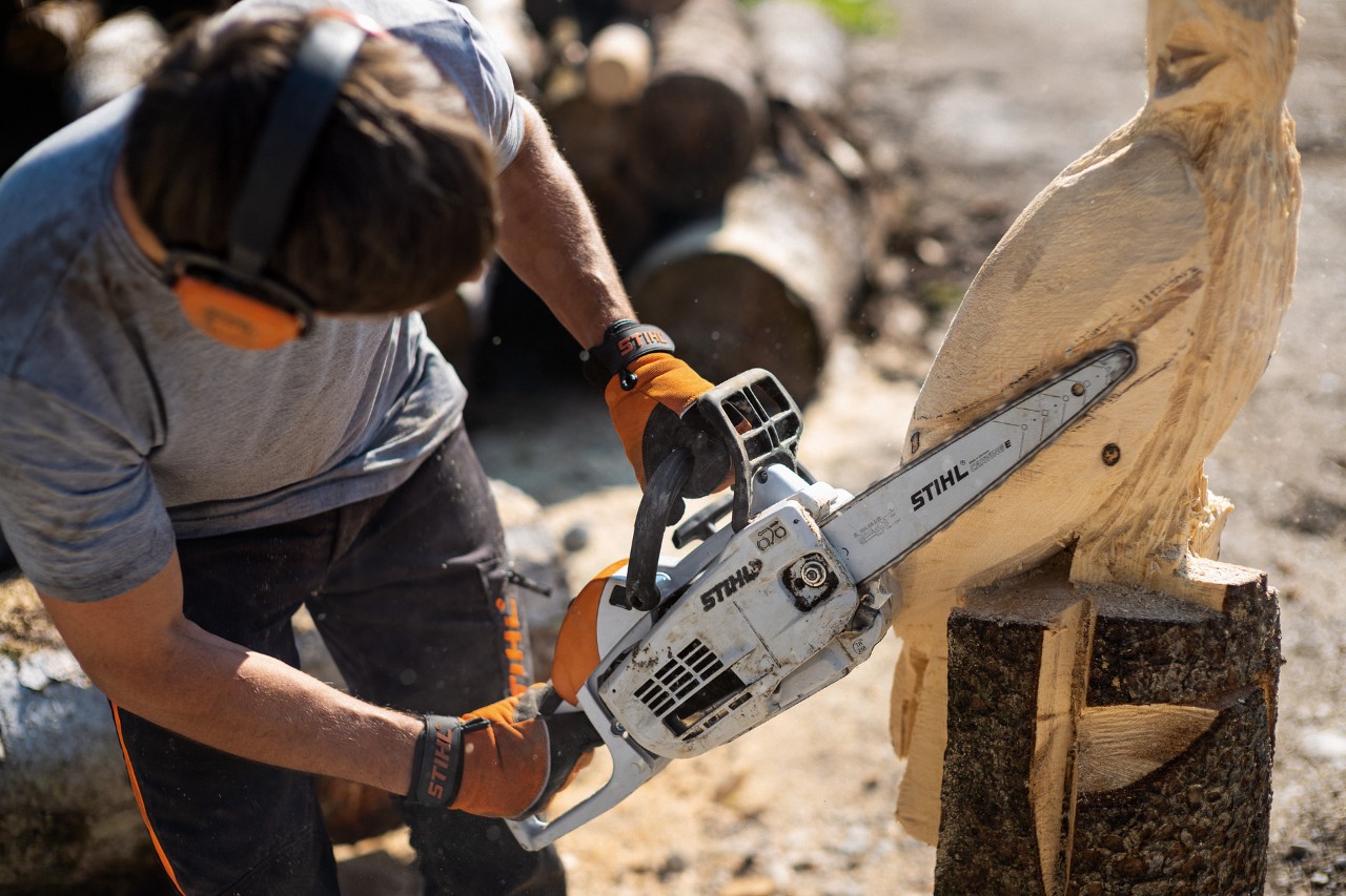 Čovek rezbari sovu STIHL lančanom testerom