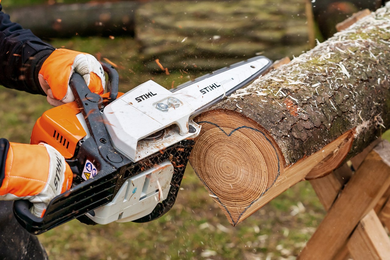 Benzinska lančana testera STIHL MS 170 koristi se za sečenje osnovnog oblika srca