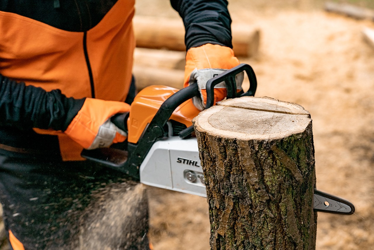 Benzinska lančana testera STIHL MS 170 koristi se za skidanje jedne strane debla