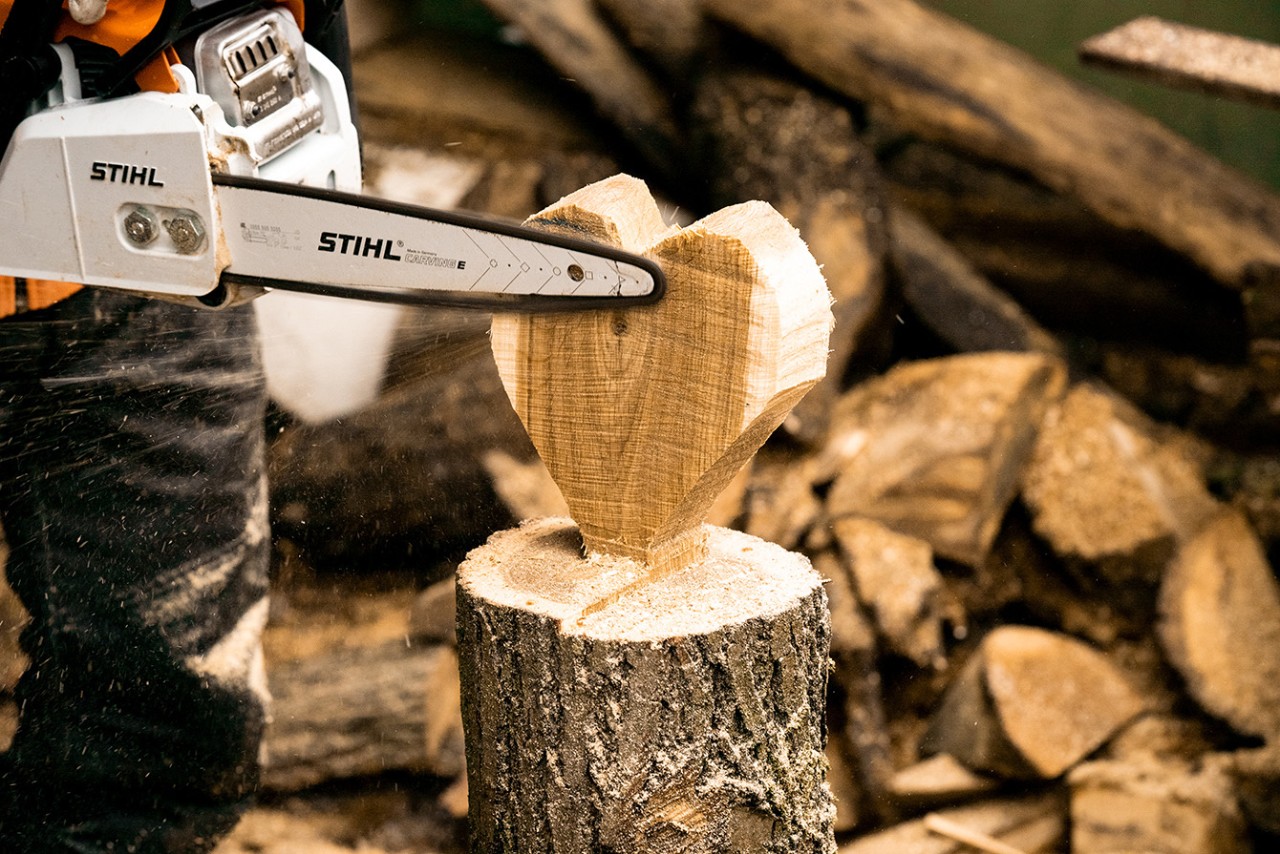 Benzinska lančana testera STIHL MS 170 zaglađuje ivice srca od drveta
