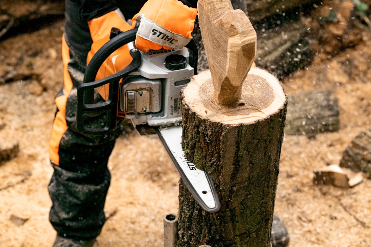  Benzinskom lančanom testerom STIHL MS 170 odvaja se drveno srce sa bazom od ostatka debla